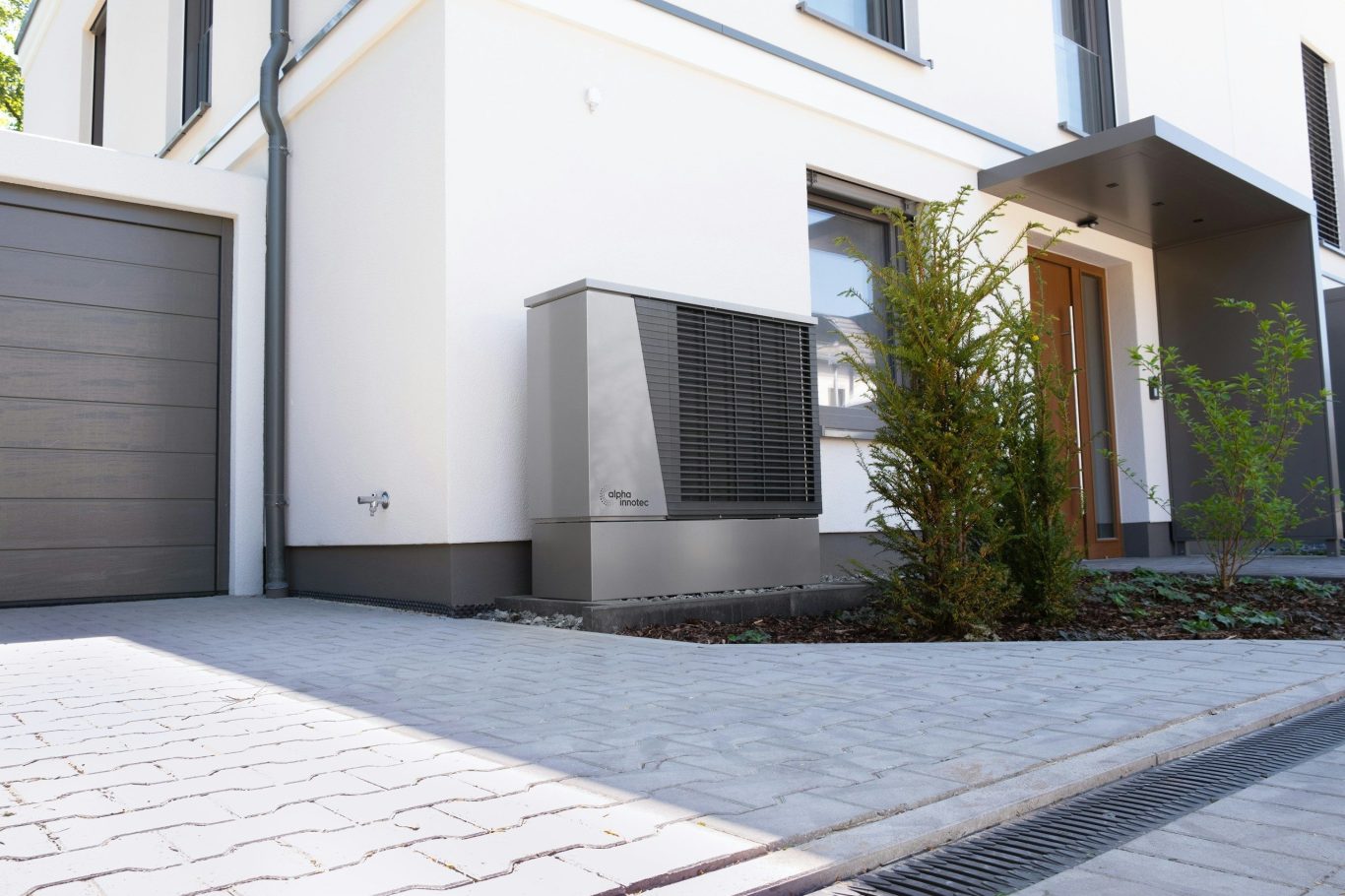 Moderne Wärmepumpe an einem Einfamilienhaus